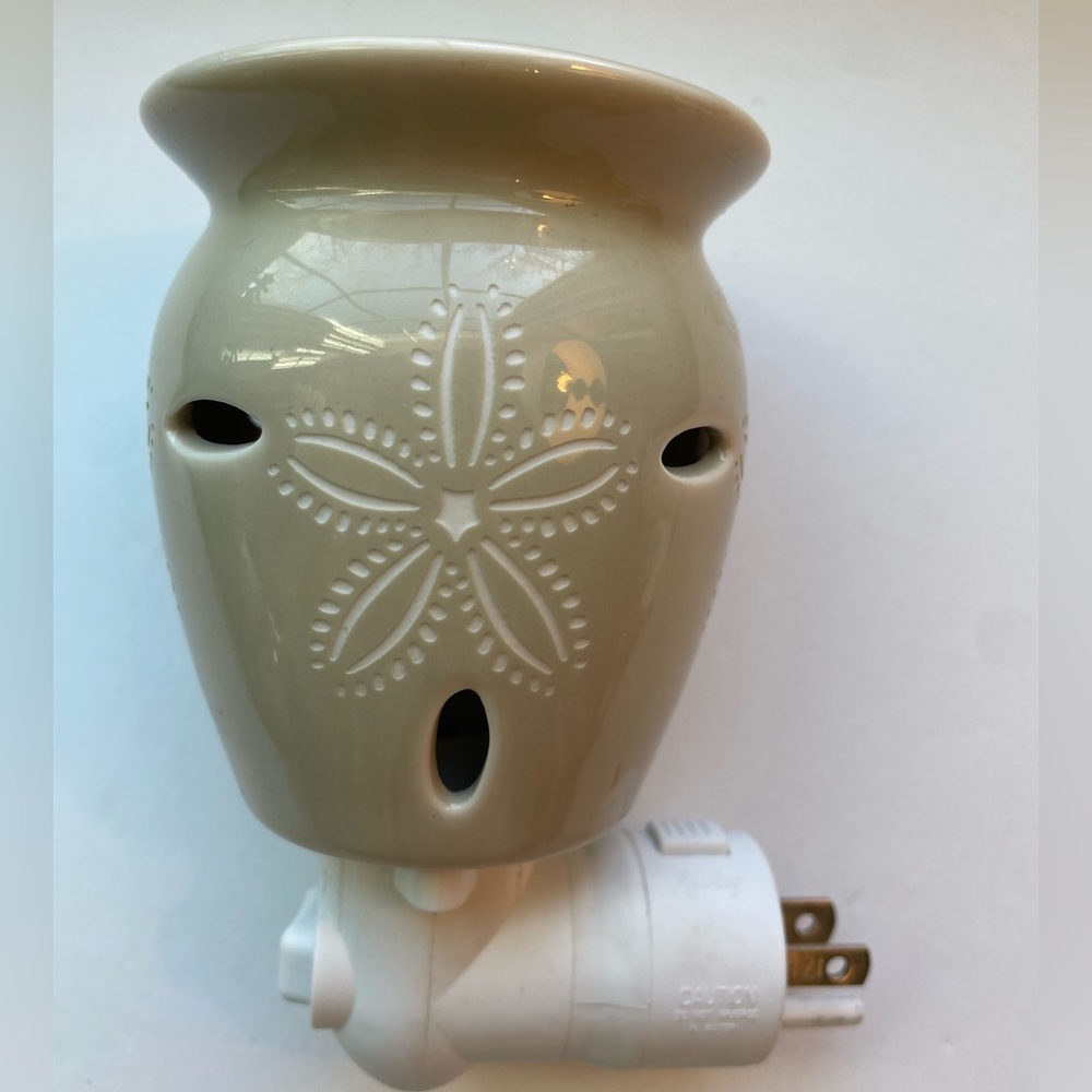 Scentsy sand dollar wax melter plug in.